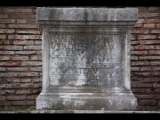 01253 ostia - regio ii - insula i - caserma dei vigili (ii,v,1-2) - caesareum - altar - septimius severus (194-195 ad) - 2014.jpg